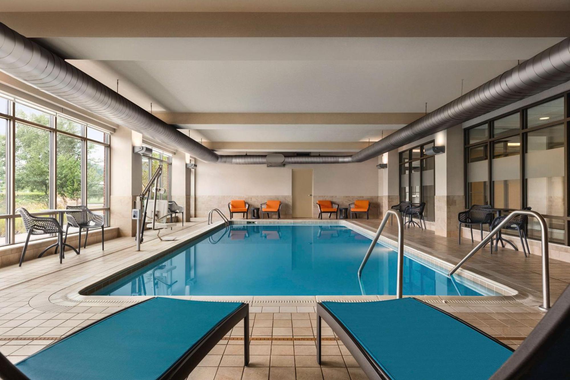 Hotel Hampton & Pittsburgh Waterfront 3*